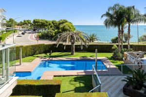 a swimming pool with a view of the ocean at Hauzify I Apartaments Panoramic in Miami Platja