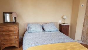 Callian: lumineux duplex avec terrasse et vue客房内的一张或多张床位