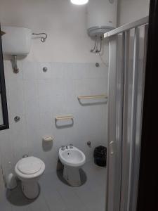 łazienka z toaletą i umywalką w obiekcie Hotel South Paradise w mieście Palmi