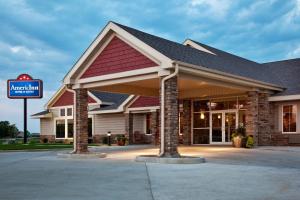 un bâtiment avec un panneau devant lui dans l'établissement AmericInn by Wyndham Osage, à Osage