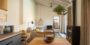 a kitchen with a table and a living room at La Alberca Chica. Casa para parejas, con piscina in Tenzuela