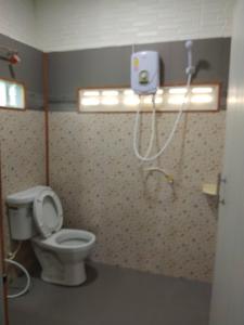 Koupelna v ubytování บ้านขวัญกมล + 15 fotografií