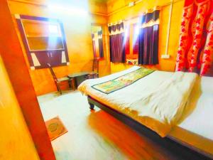 Postel nebo postele na pokoji v ubytování Hotel Fotiya jaisalmer