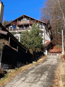 una strada vuota di fronte a un edificio di Sorica Studio - near the ski slopes ad Azuga