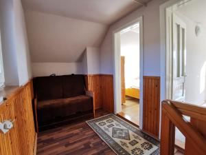 sala de estar con sofá en la esquina en Casuta -Maria-Kisház, en Sovata