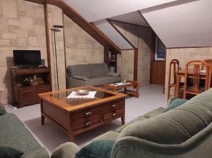ein Wohnzimmer mit einem Sofa und einem Couchtisch in der Unterkunft Residencial Pinar San Rafael (VuT) in San Rafael