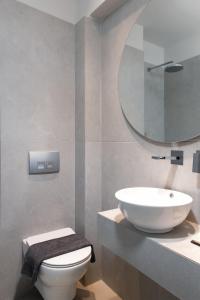 Bilik mandi di Afros Suites