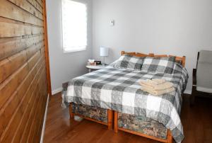 Val-Brillant的住宿－Chalets du Lac Matapédia，一间卧室配有一张带黑白毯子的床