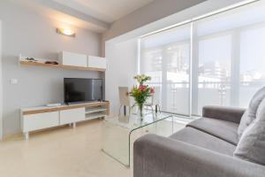 Televízia a/alebo spoločenská miestnosť v ubytovaní Apartamentos Castillo