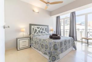 Posteľ alebo postele v izbe v ubytovaní Apartamentos Castillo