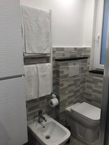 A bathroom at La Casa di Gio Golf Tennis e parcheggio privato