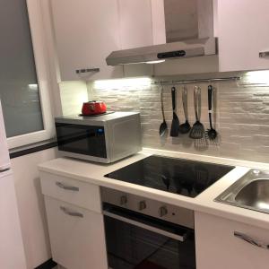 A kitchen or kitchenette at La Casa di Gio Golf Tennis e parcheggio privato