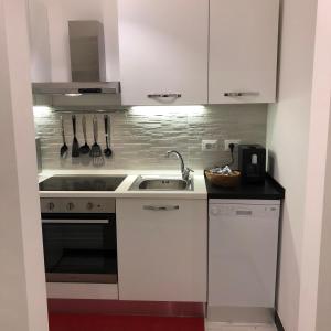 A kitchen or kitchenette at La Casa di Gio Golf Tennis e parcheggio privato