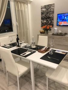 A television and/or entertainment centre at La Casa di Gio Golf Tennis e parcheggio privato