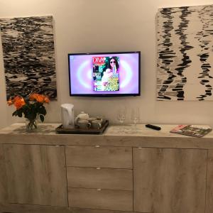 A television and/or entertainment centre at La Casa di Gio Golf Tennis e parcheggio privato