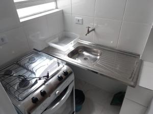 Kuchyň nebo kuchyňský kout v ubytování Apartamento 408 - 2 quadras da Praia + 24 fotografií