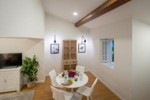 ein Esszimmer mit Tisch und Stühlen in der Unterkunft Casa de Santa Rita in São Roque