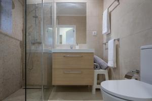 ein Badezimmer mit Dusche, Waschbecken und Toilette in der Unterkunft Casa de Santa Rita in São Roque + 22 Fotos