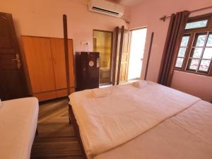 Maria Paulo Guest House Bar and Restaurant客房内的一张或多张床位