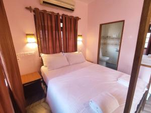 Maria Paulo Guest House Bar and Restaurant客房内的一张或多张床位