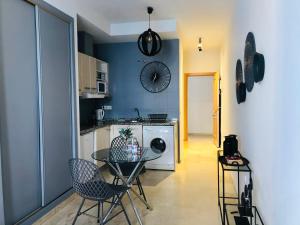 Kuchyňa alebo kuchynka v ubytovaní COZY STUDIO MALAGA CENTRO by AlohaMalaga