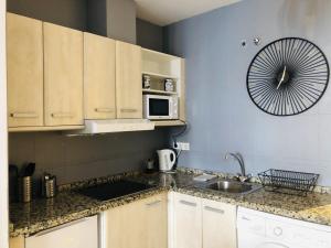 Kuchyňa alebo kuchynka v ubytovaní COZY STUDIO MALAGA CENTRO by AlohaMalaga + 10 fotografií