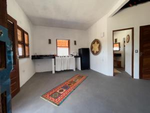 ein Zimmer mit einem Teppich in der Mitte eines Zimmers in der Unterkunft White House-Kite AliCori , Macapa' in Luis Correia