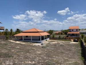 ein Haus mit einem Kacheldach und einem Hof in der Unterkunft White House-Kite AliCori , Macapa' in Luis Correia + 11 Fotos