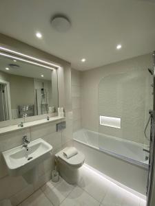 A bathroom at Buckingham Apartments