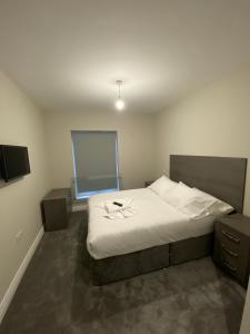 A bed or beds in a room at Buckingham Apartments