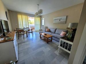 Televízia a/alebo spoločenská miestnosť v ubytovaní Novo Sancti Petri - Playa, Piscina, Golf y Relax