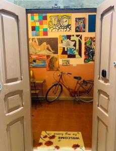 ein Fahrrad in einem Raum mit Gemälden an der Wand geparkt in der Unterkunft Appartamento Murat NelCuoreDiBari in Bari