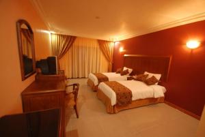 A bed or beds in a room at Al Anbat Hotel & Restaurant