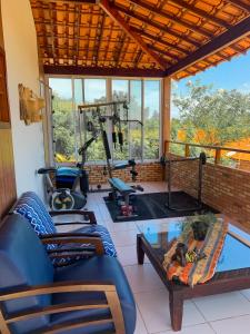 salon z kanapą i siłownią w obiekcie Flats Villa Gelú w mieście Barra Grande