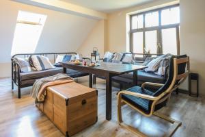 Villa 124 Sauna komfortowy apartament Himalaje في Bystra: غرفة معيشة مع طاولة وأريكة