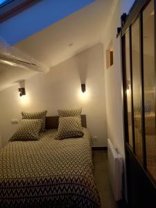 - une petite chambre avec un lit dans l'établissement Gîte de Valentin Moulin de Tartay en Avignon, à Avignon