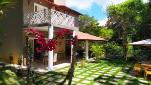 a house with a garden in front of it at Vila Mulungu Casa in Mulungu