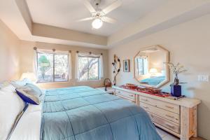 um quarto com uma cama e um espelho em Solider's Pass Place em Sedona