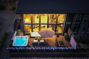 an overhead view of a patio with an umbrella and a pool at Villa Halla - 8 henkilölle, HimosYkkösen alue, 76m²+36m² in Jämsä