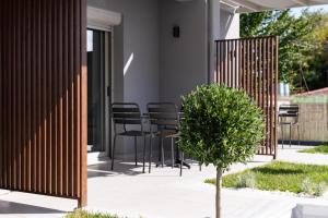 Taman di luar Afros Suites