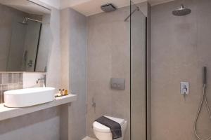 Bilik mandi di Afros Suites