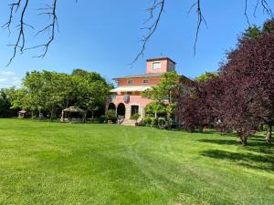 een groot huis met een grasveld ervoor bij B&B Civico 58 in Pannocchia