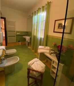 een groene badkamer met een wastafel en een douche bij B&B Civico 58 in Pannocchia