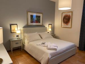 een slaapkamer met een bed met twee handdoeken erop bij B&B Civico 58 in Pannocchia