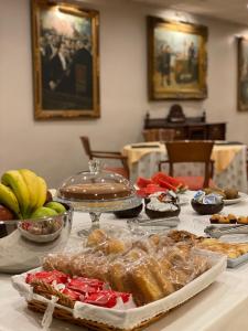stół z wieloma różnymi rodzajami żywności w obiekcie Hotel Plaza Mayor w mieście Ocaña