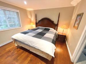 מיטה או מיטות בחדר ב-Crescent Park King bedroom with Large private bathroom