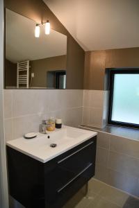 Bilik mandi di B&B Angueur +45 gambar