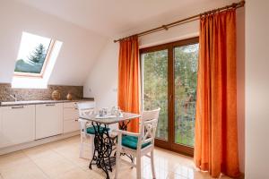 a kitchen with a table and chairs and a window at Ferienwohnung im grünen Mühlenbeck-nahe Berlin in Mühlenbeck