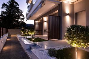 Taman di luar Afros Suites