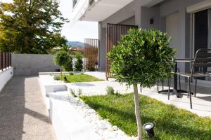 Taman di luar Afros Suites